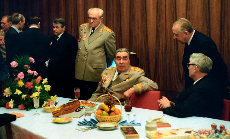 Л. Брежнев с членами КПСС