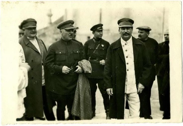 К. Ворошилов и И. Сталин